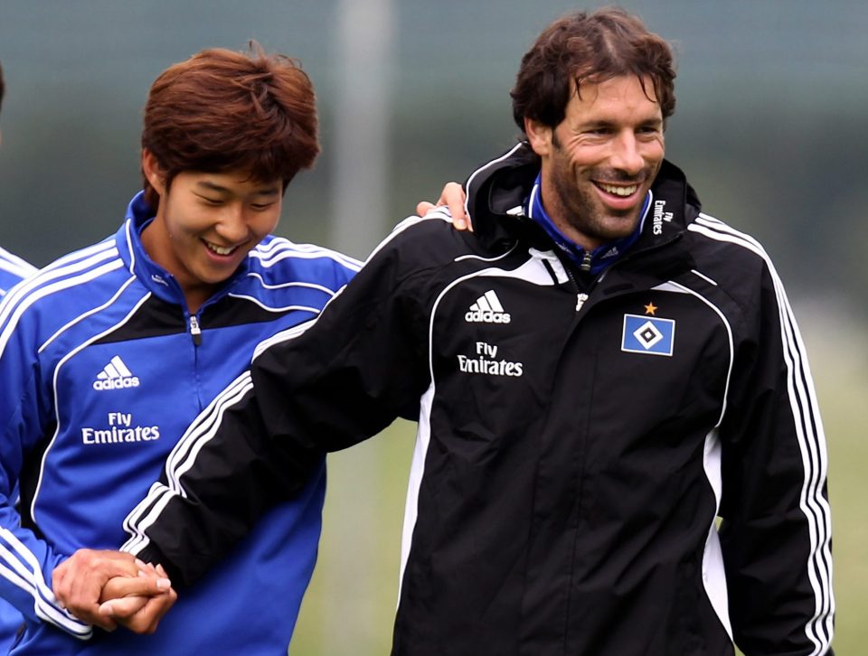 “Sát thủ” Son Heung Min mang ơn Nistelrooy