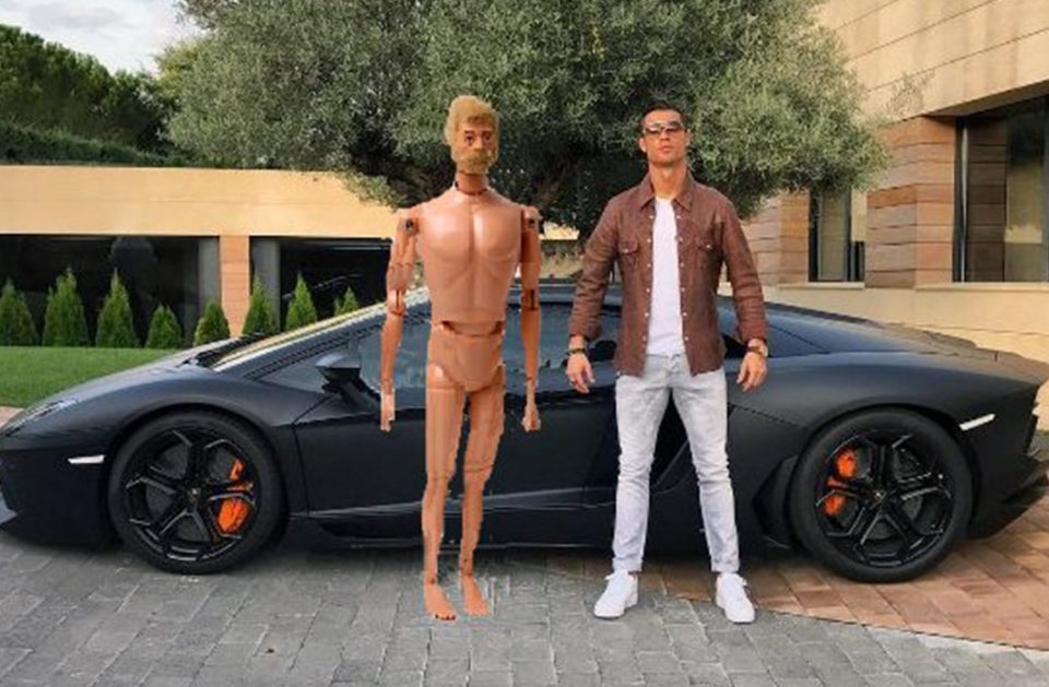 Ronaldo được so sánh với búp bê Ken
