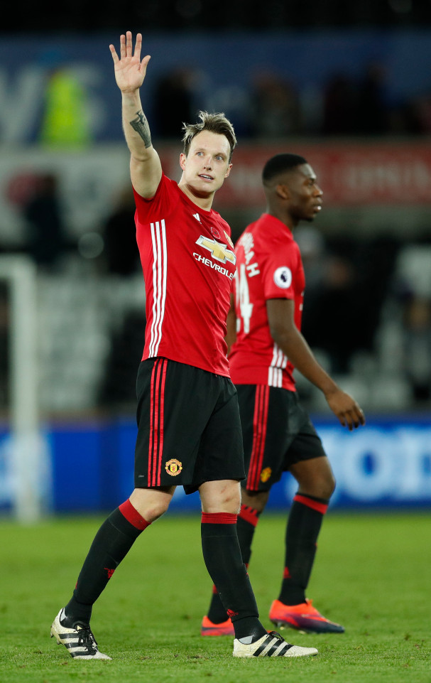 Phil Jones trở lại khiến hàng thủ M.U thêm vững vàng