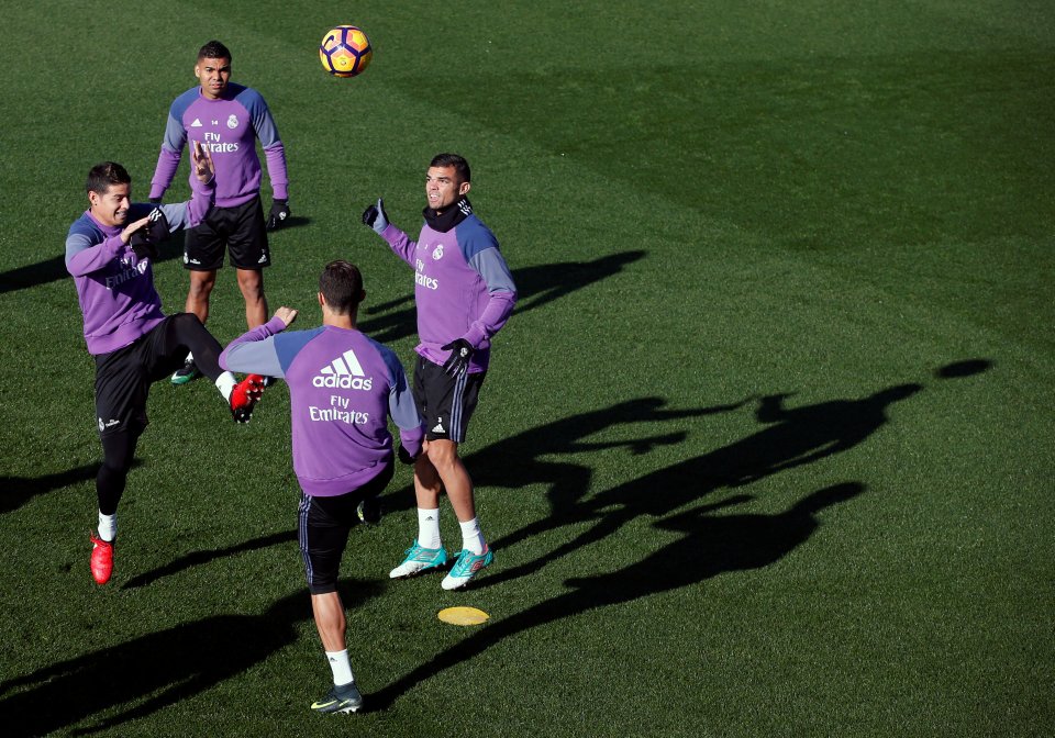 Kh&ocirc;ng kh&iacute; vui vẻ bao tr&ugrave;m l&ecirc;n buổi tập của Real Madrid