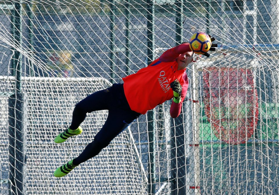 Thủ m&ocirc;n Marc-Andre Ter Stegen của Barcelona trong một pha cứu thua