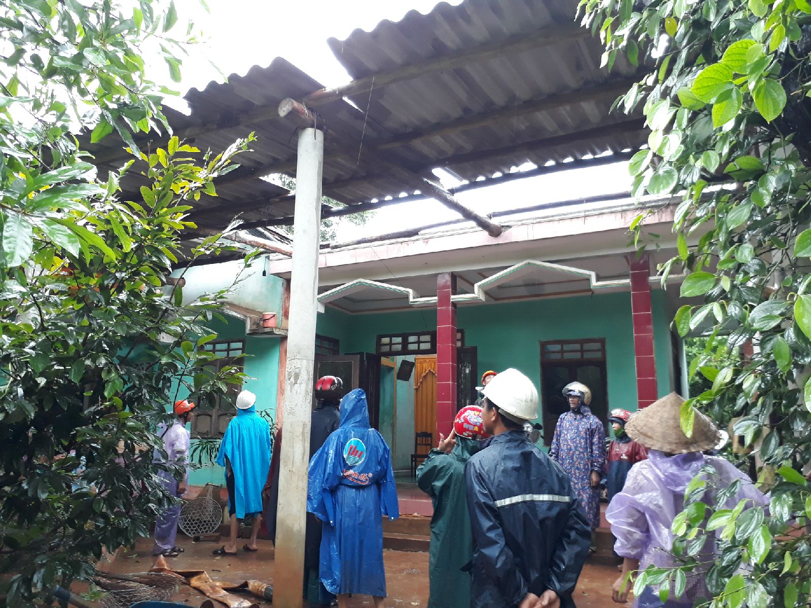 Lốc xoáy khiến nhà dân bị tốc mái