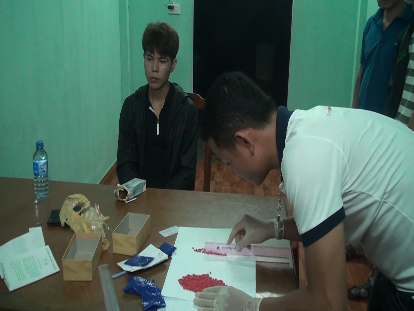 Bắt giữ 2 đối tượng vận chuyển ma túy từ Lào về Việt Nam