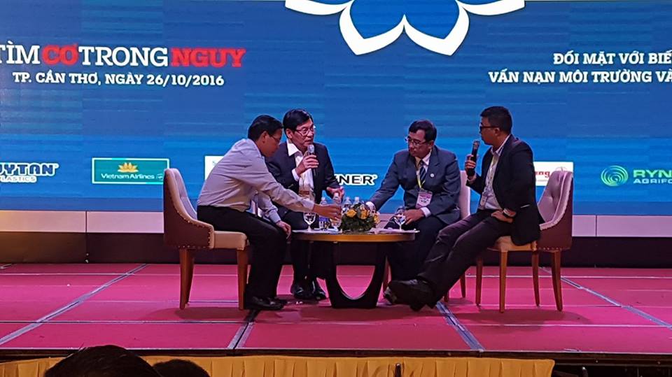 Các diễn giả tham gia buổi tọa đàm nói về biển đổi khí hậu tác động lên ĐBSCL tại diễn đàn Mekong Connect CEO Forum sáng 26- 10. Ảnh: Ca Linh