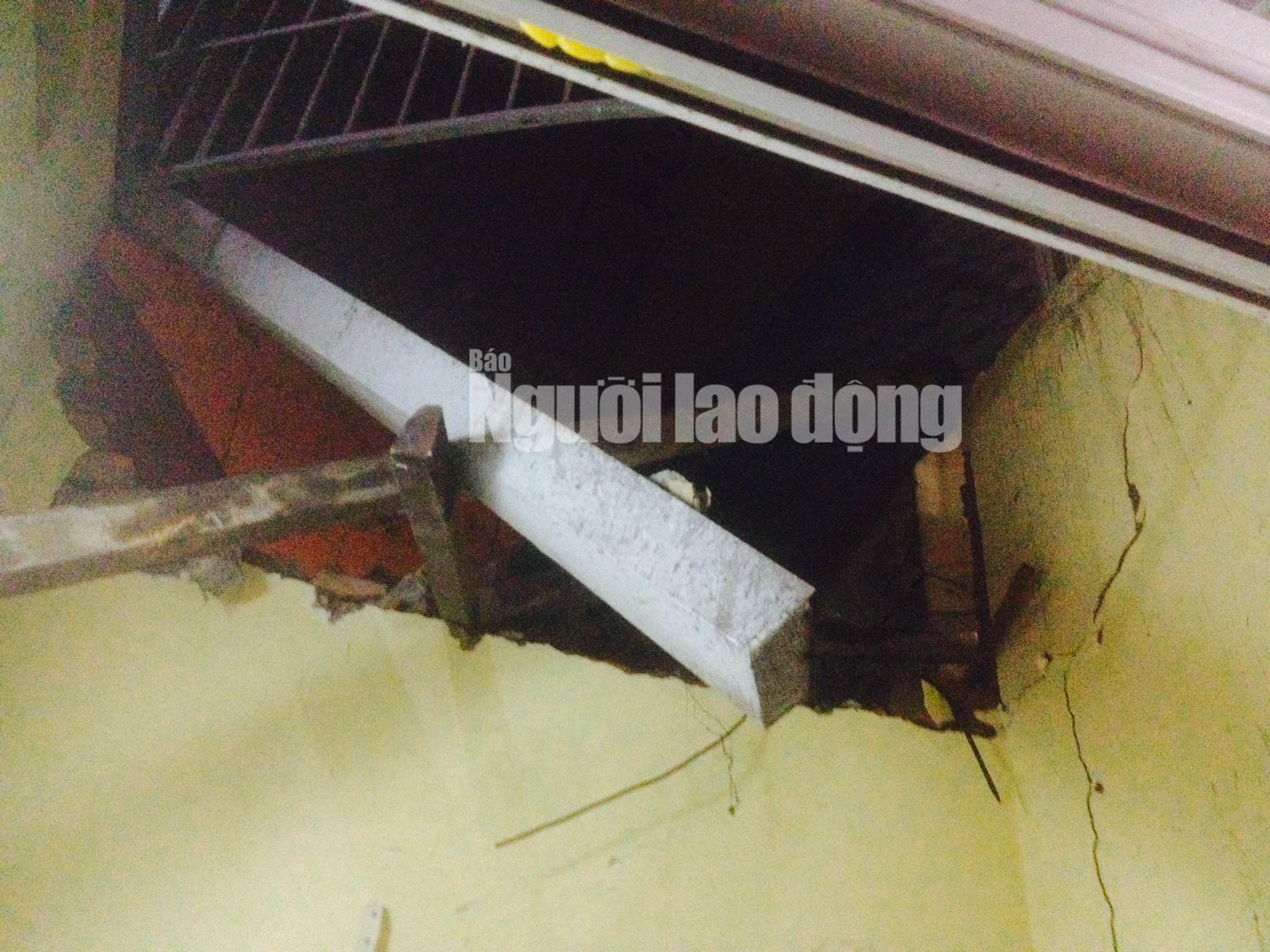Một bức tường nhà dân gần đó bị sập