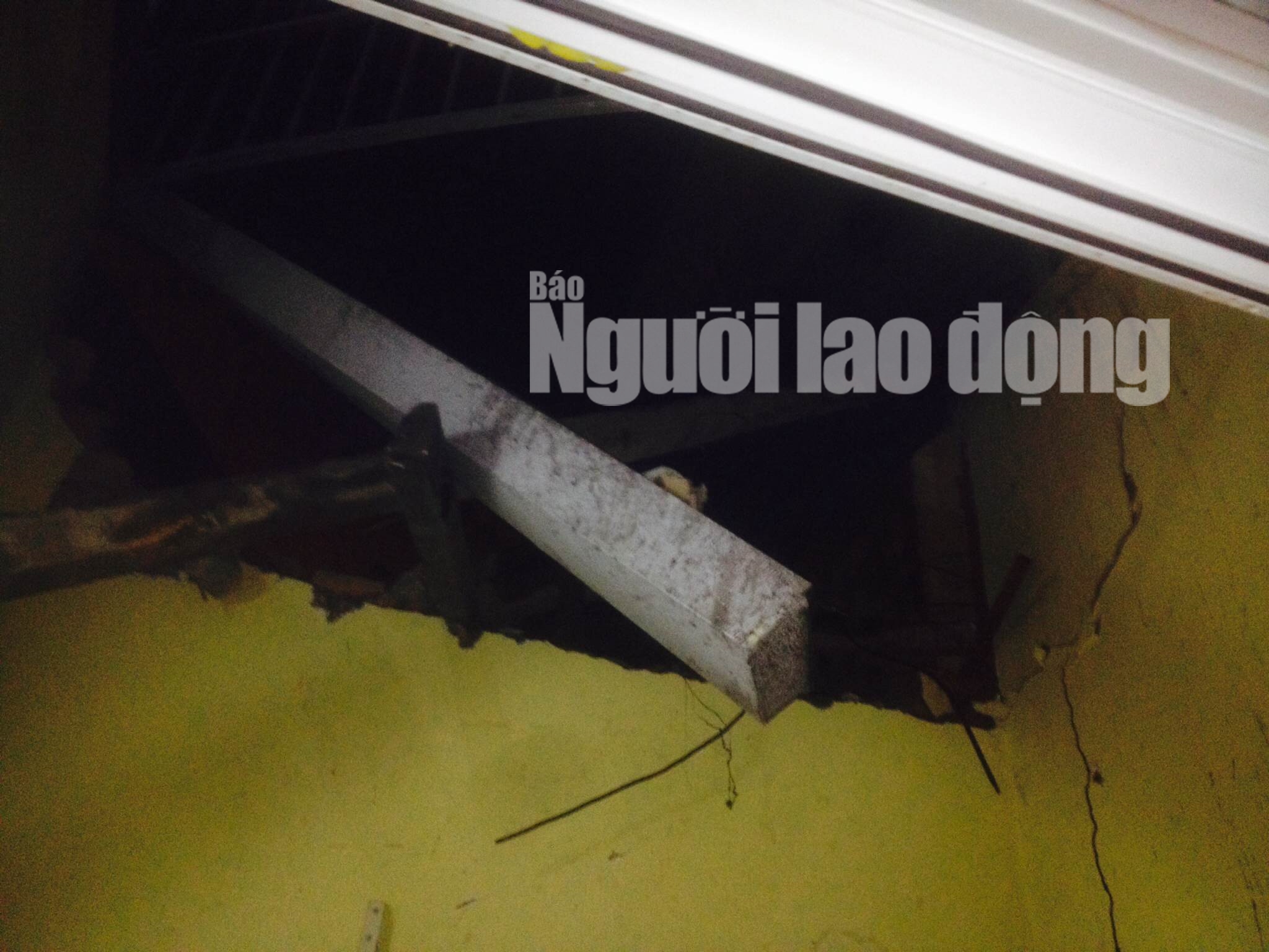 Một nhà dân bị nứt tường, sập trần