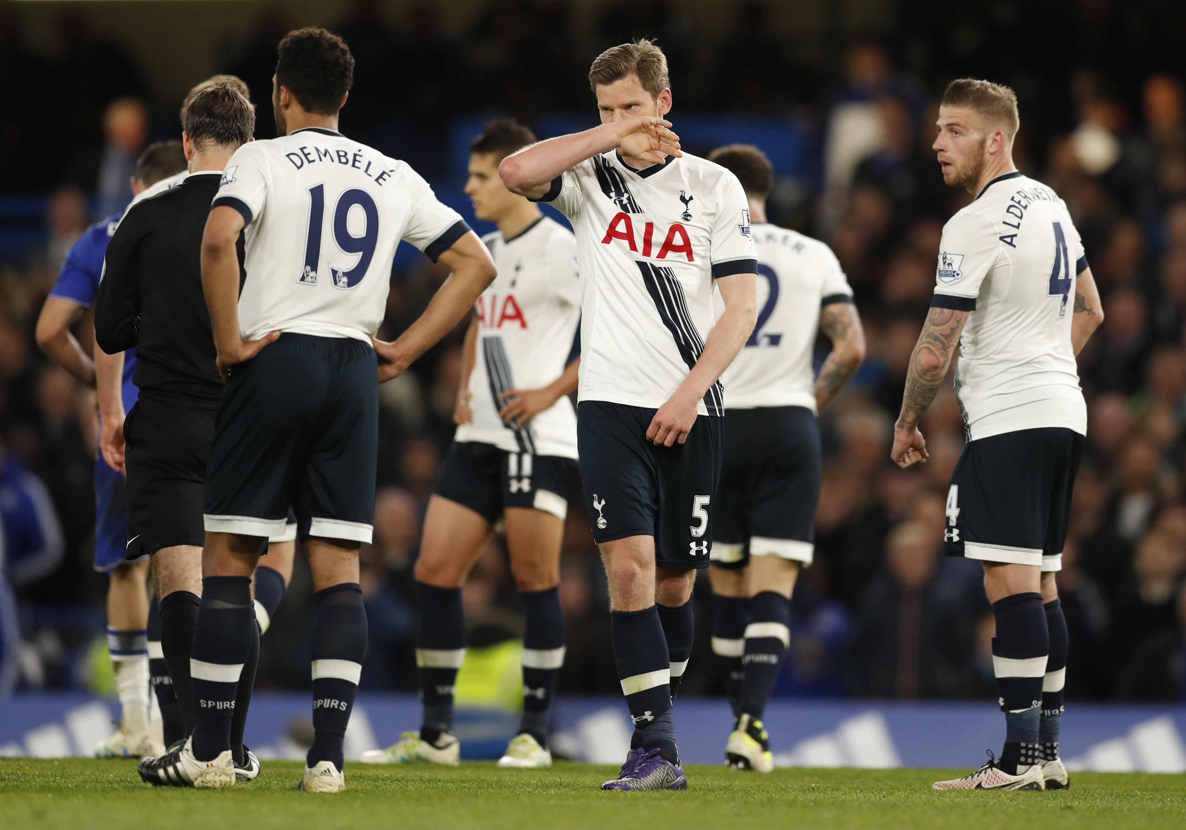 Tottenham dâng cúp cho Leicester
