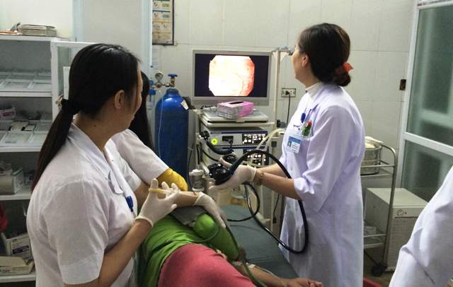 Một phụ nữ nuốt hàm răng giả vào bụng