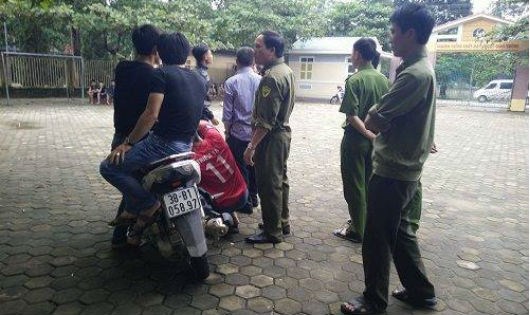 Nhóm thanh niên xông vào trường đập phá, dọa bắn bảo vệ