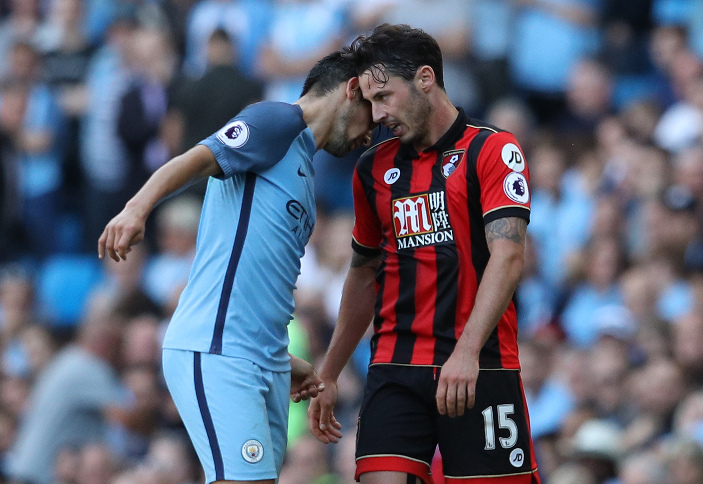 Húc đối thủ, Nolito khiến Man City kém vui trong ngày đại thắng