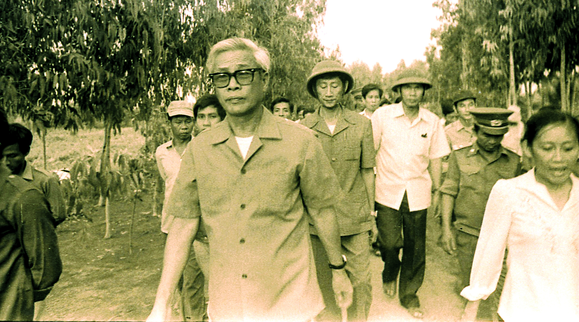 Đi lên từ chân tường