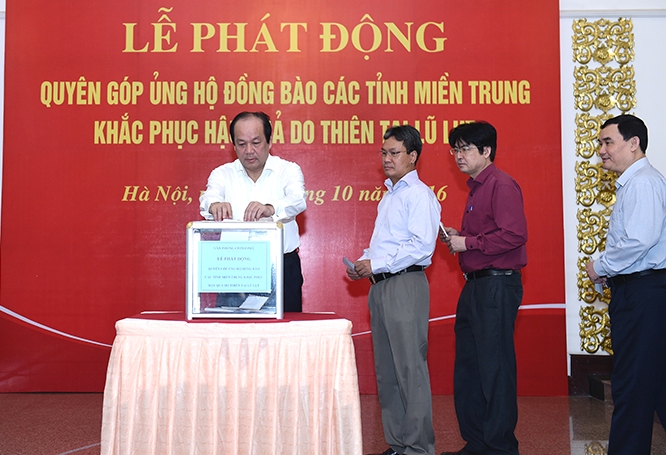 
C&aacute;c Ph&oacute; Thủ tướng v&agrave; c&aacute;n bộ Văn ph&ograve;ng Ch&iacute;nh phủ quy&ecirc;n g&oacute;p ủng hộ đồng b&agrave;o miền Trung
