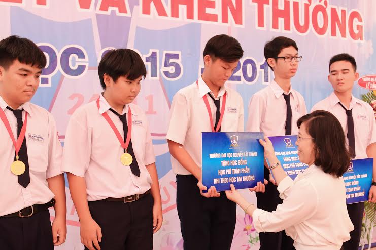 5 học sinh đọat HCV Olympic toán nhận học bổng toàn phần