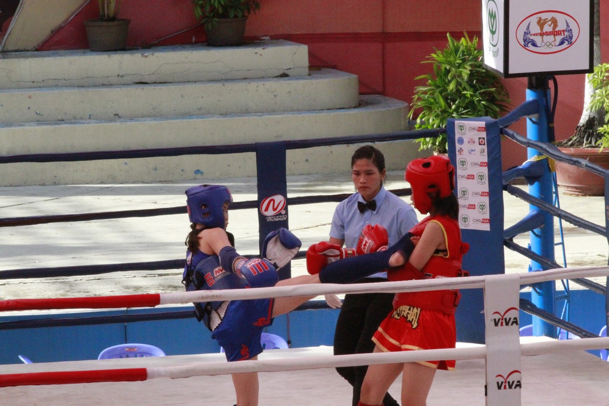 Dù là nữ nhưng các võ sĩ thi đấu khá quyết liệt
