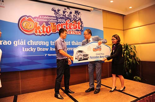 &Ocirc;ng Adwin Chong, Tổng Quản l&yacute; Kh&aacute;ch sạn Windsor Plaza, trao ch&igrave;a kh&oacute;a chiếc Mercedes-Benz C 200 cho &ocirc;ng Trần Minh Đức - kh&aacute;ch h&agrave;ng tr&uacute;ng giải đặc biệt