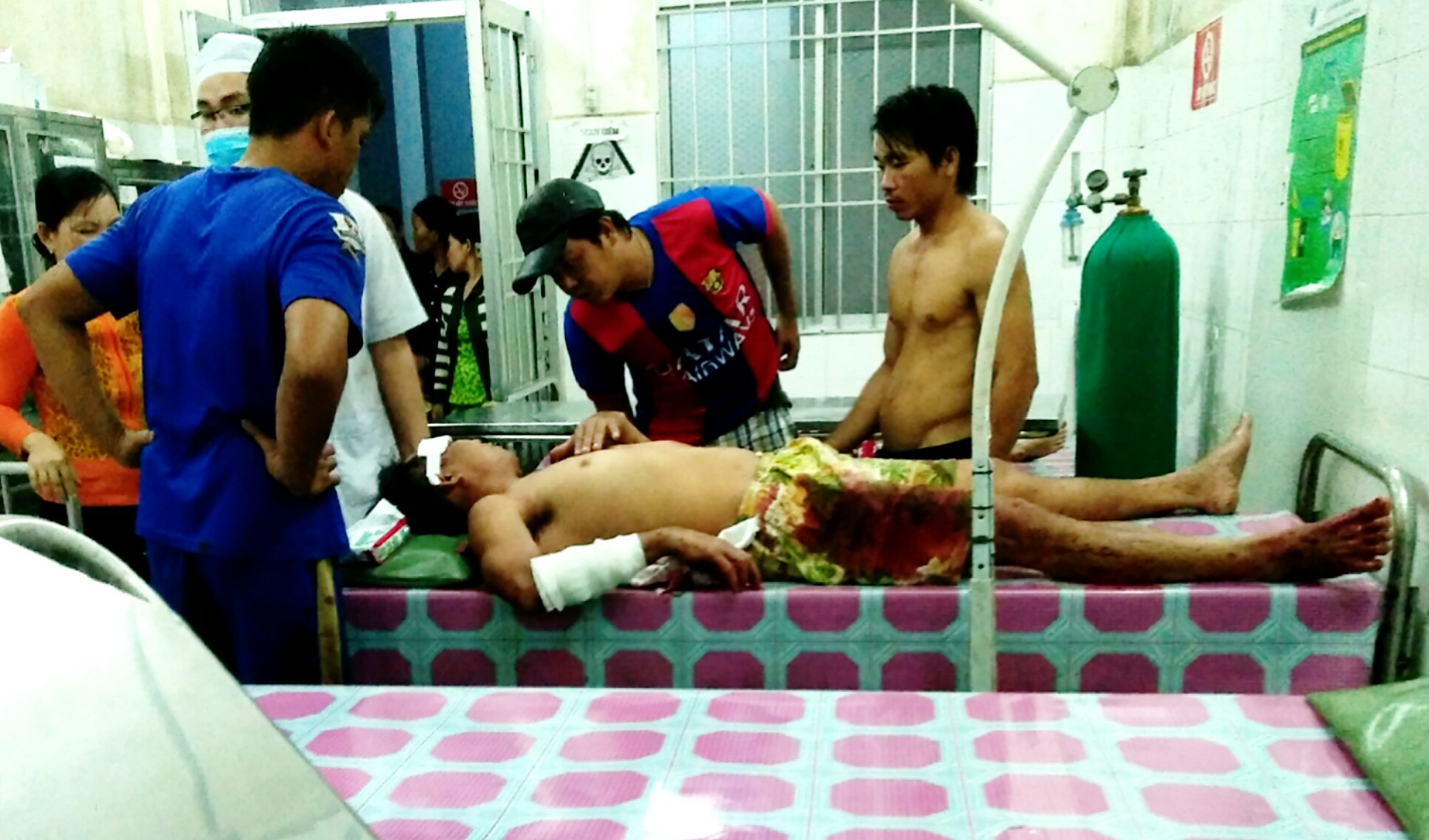Vợ "lên cơn" chém xối xả vào người chồng