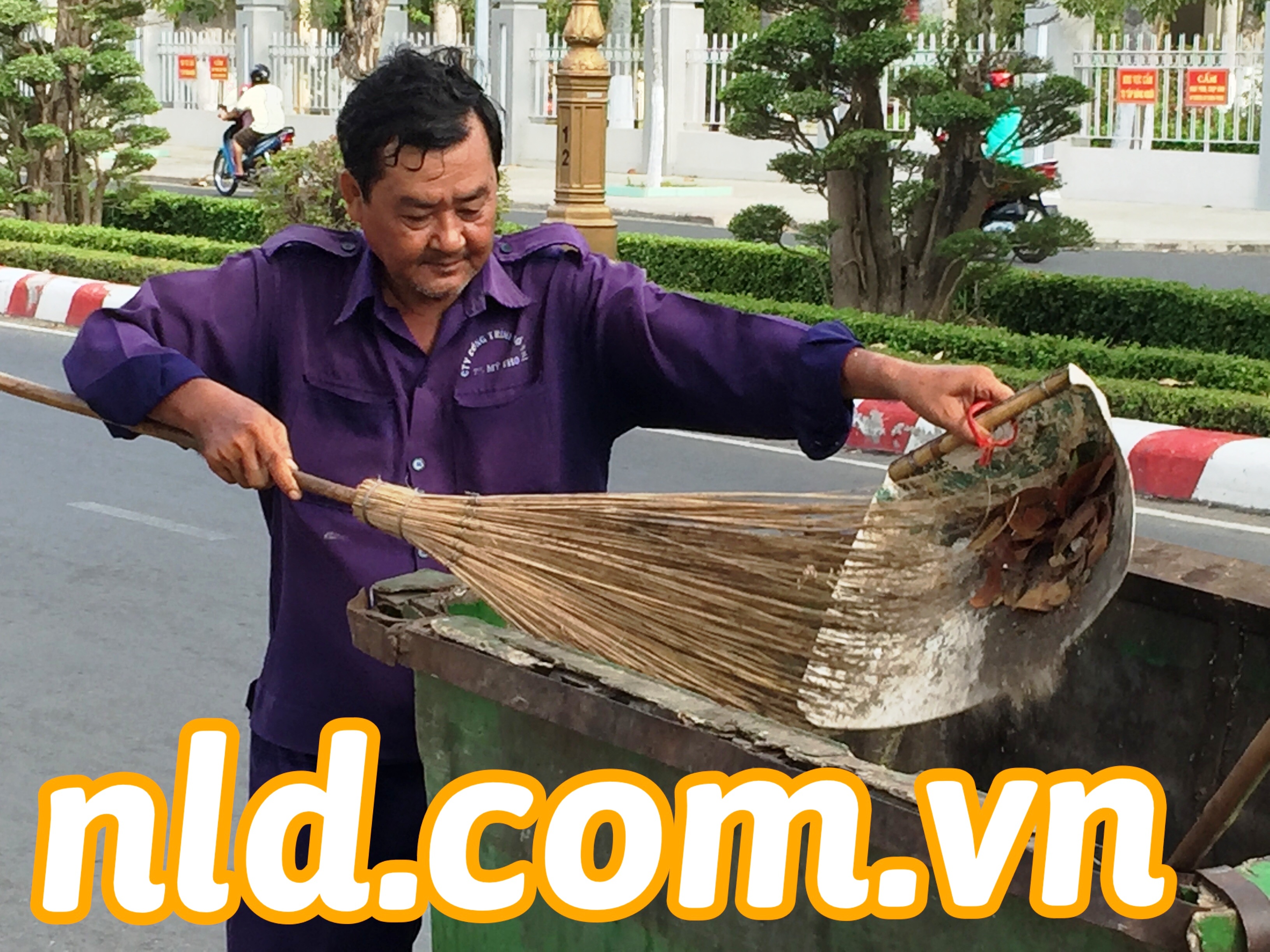 Ông Long lúc bị cách chức cho ra ngoài đường quét rác vì tố cáo tiêu cực (Ảnh: Đức Nghiệp)