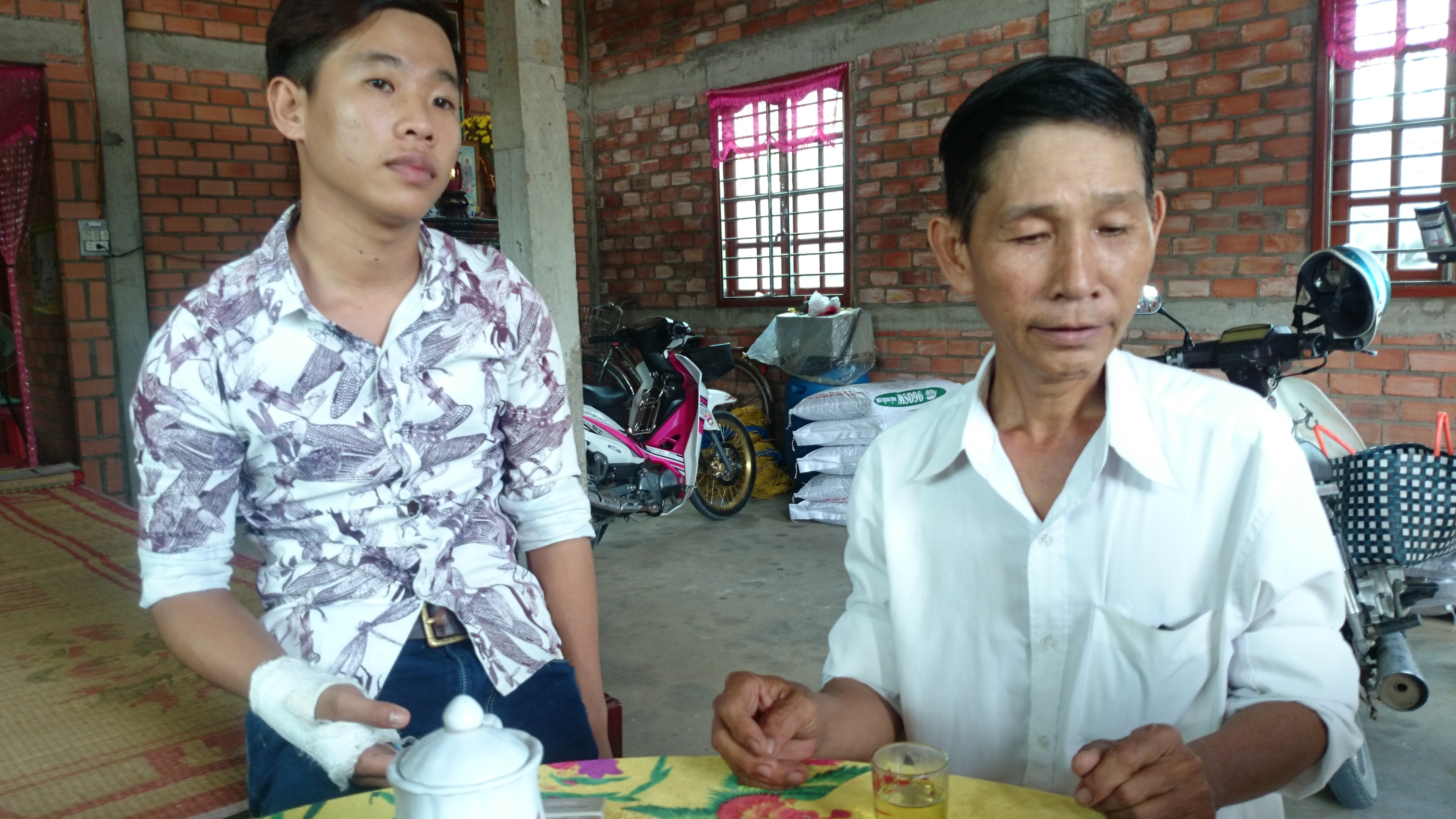 Con chủ tịch MTTQ xã bị đánh gãy bàn tay