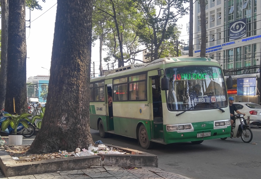 Tài x&ecirc;́ xe buýt sau khi đ&acirc;m người đi đường đã l&ecirc;n xe rời khỏi hi&ecirc;̣n trường