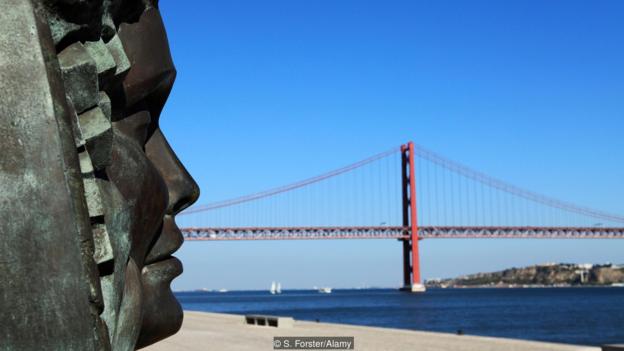 Ngay cả những bức tượng ở Lisbon cũng có vẻ mặt ủ rũ. Ảnh: Alamy