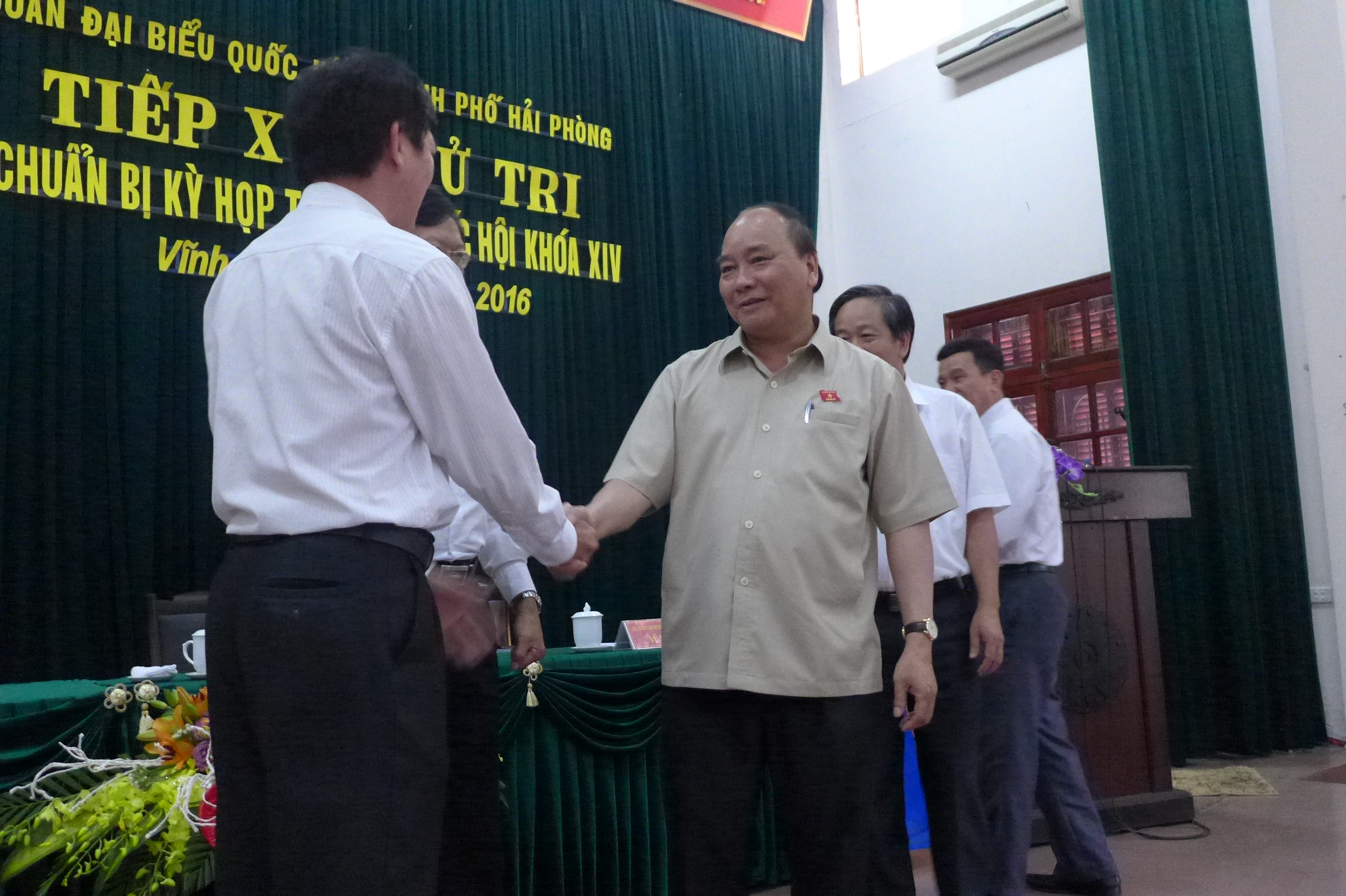 
Thủ tướng Nguyễn Xu&acirc;n Ph&uacute;c tiếp x&uacute;c cử tri huyện Vĩnh Bảo, TP Hải Ph&ograve;ng v&agrave;o s&aacute;ng 5-10 - Ảnh: Bảo Tr&acirc;n
