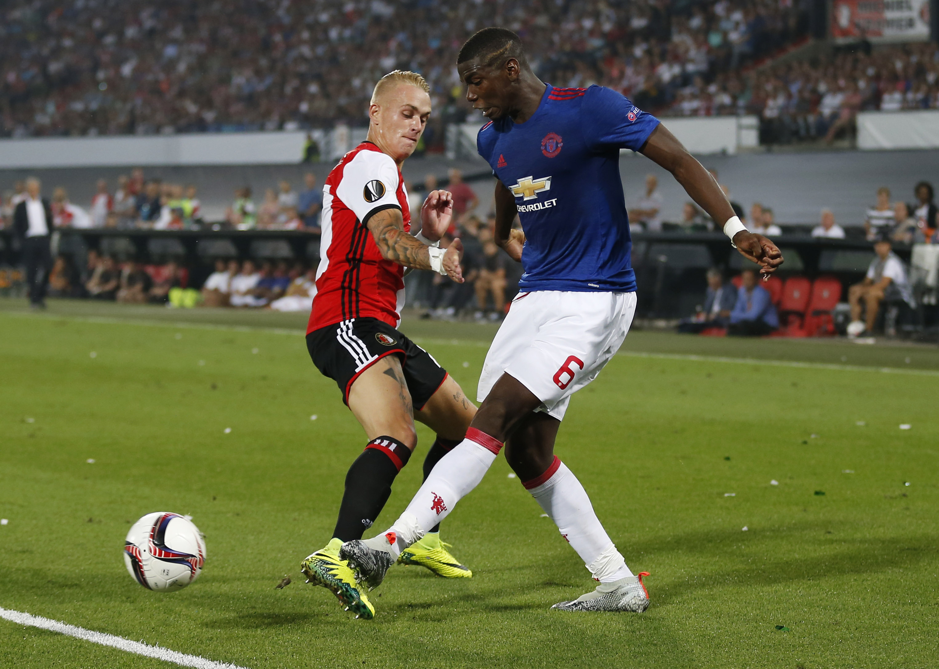 Paul Pogba kh&ocirc;ng để lại dấu ấn n&agrave;o trong vai tr&ograve; hộ c&ocirc;ng
