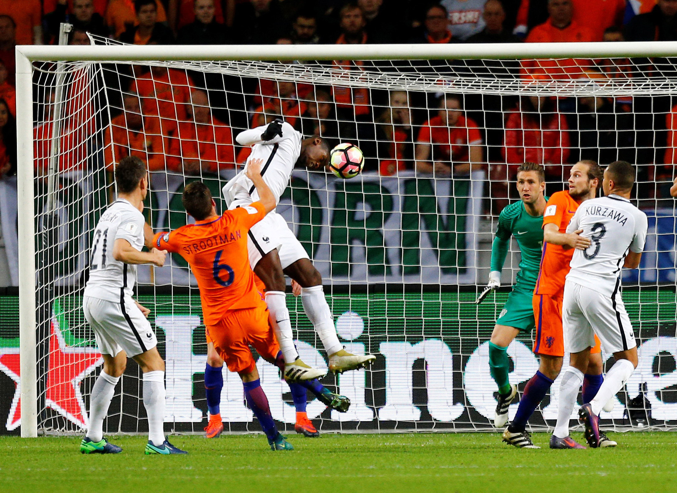 Pogba trong pha đe dọa khung th&agrave;nh H&agrave; Lan rạng s&aacute;ng 11-10 Ảnh: REUTERS