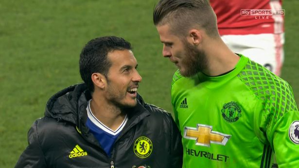 
Thủ m&ocirc;n De Gea tr&ograve; chuyện vui vẻ với Pedro sau trận thua 0-4 của M.U
