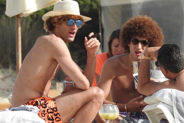 Phớt lờ Mourinho, Fellaini vô tư phì phèo khói thuốc