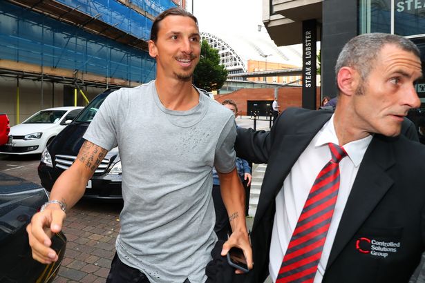 Ibrahimovic gây “sốt” từ sân tập đến khách sạn