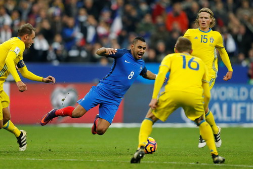 Dimitri Payet ấn định chiến thắng 2-1 chung cuộc cho đội chủ sân Stade de France