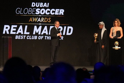 Chủ tịch Florentino Perez thay mặt Ronaldo nhận giải Cầu thủ xuất sắc của Global Soccer