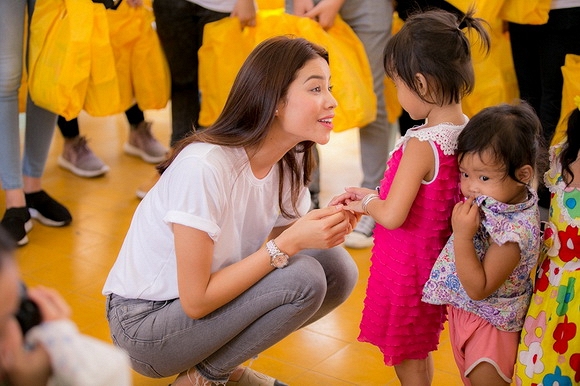 
Phạm Hương trong một lần gh&eacute; thăm một cơ sở nu&ocirc;i dưỡng trẻ cơ nhỡ
