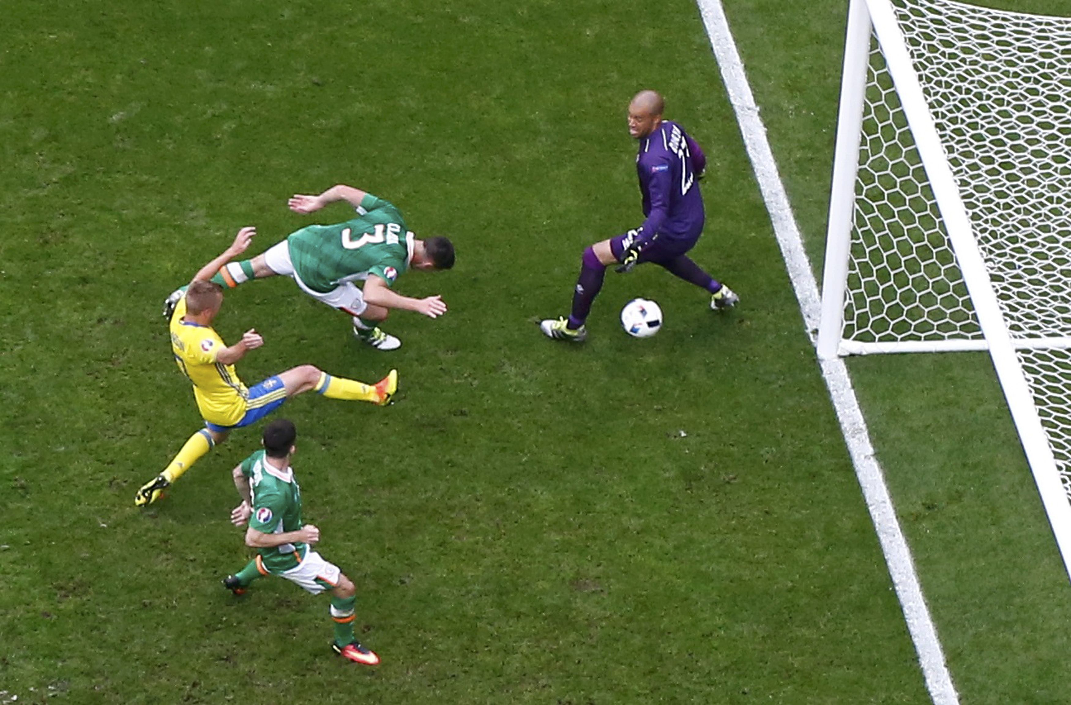 Hai khoảnh khắc ghi bàn trận Thụy Điển hòa CH Ireland 1-1