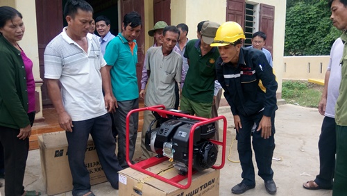 Máy phát điện của Chương trình Ánh sáng trong lũ đến với người dân huyện Tuyên Hóa, tỉnh Quảng Bình. Ảnh: Minh Tuấn