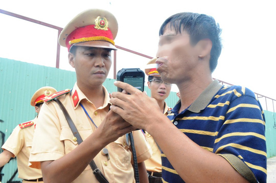Thấy CSGT, “ma men” quay đầu xe bỏ chạy bất chấp nguy hiểm
