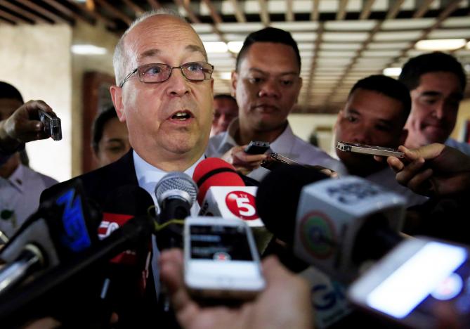 
&Ocirc;ng Daniel Russel trả lời giới truyền th&ocirc;ng ở thủ đ&ocirc; Manila - Philippines h&ocirc;m 24-10. Ảnh: Reuters
