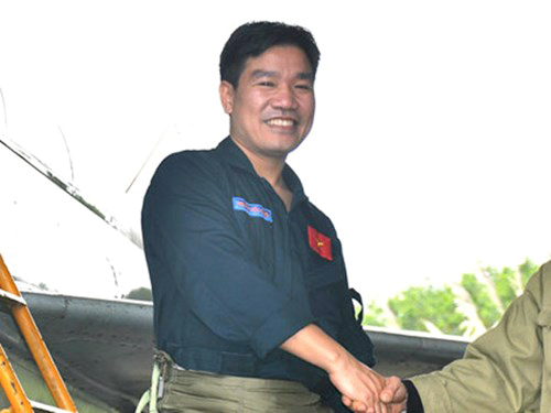 Đưa phi công Su-30 Nguyễn Hữu Cường về cảng Cửa Hội