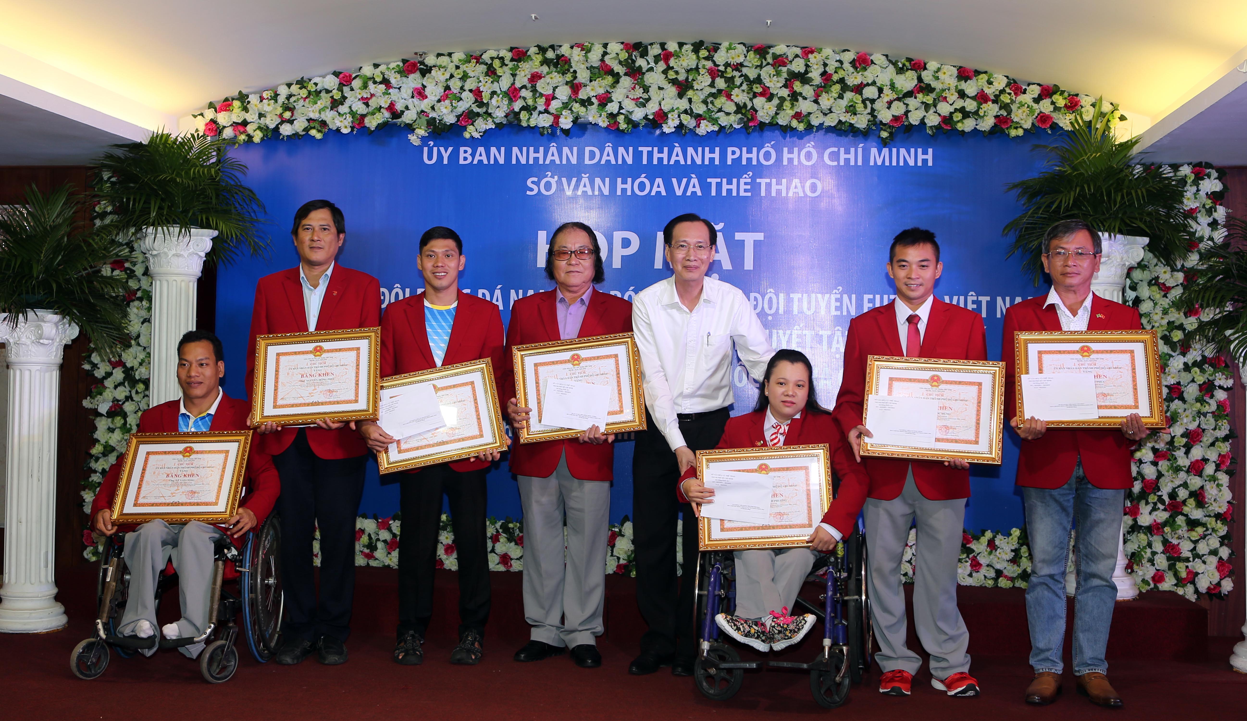 Ph&oacute; chủ tịch UBND TP HCM L&ecirc; Thanh Li&ecirc;m trao thưởng cho c&aacute;c VĐV - HLV khuyết tật Việt Nam đoạt th&agrave;nh t&iacute;ch tại Paralympic Rio 2016