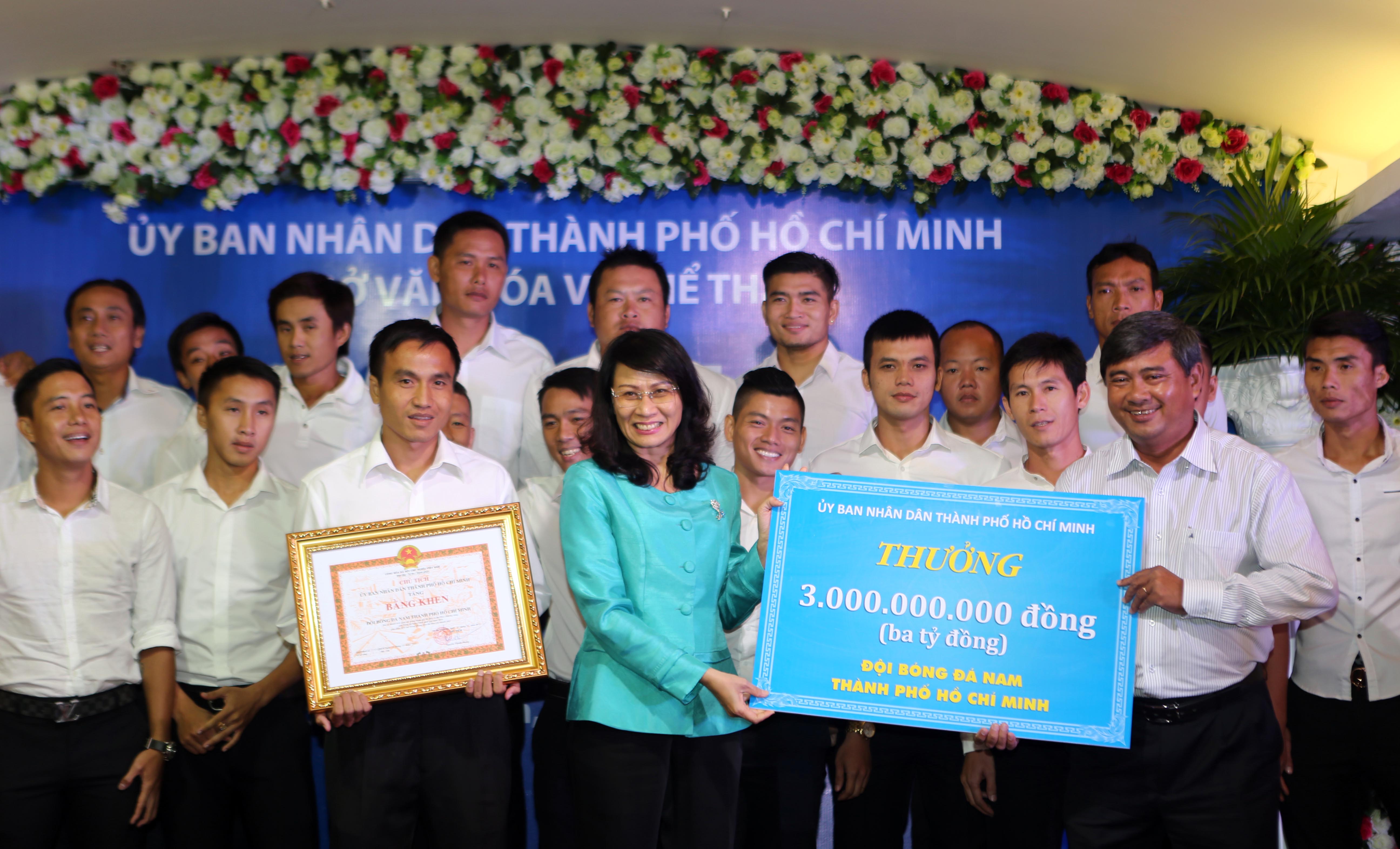 
Ph&oacute; chủ tịch UBND TP HCM Nguyễn Thị Thu trao thưởng cho đội b&oacute;ng đ&aacute; nam
