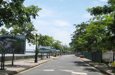 Huế sẽ làm đường đi bộ lát gỗ ngoài trời dọc sông Hương