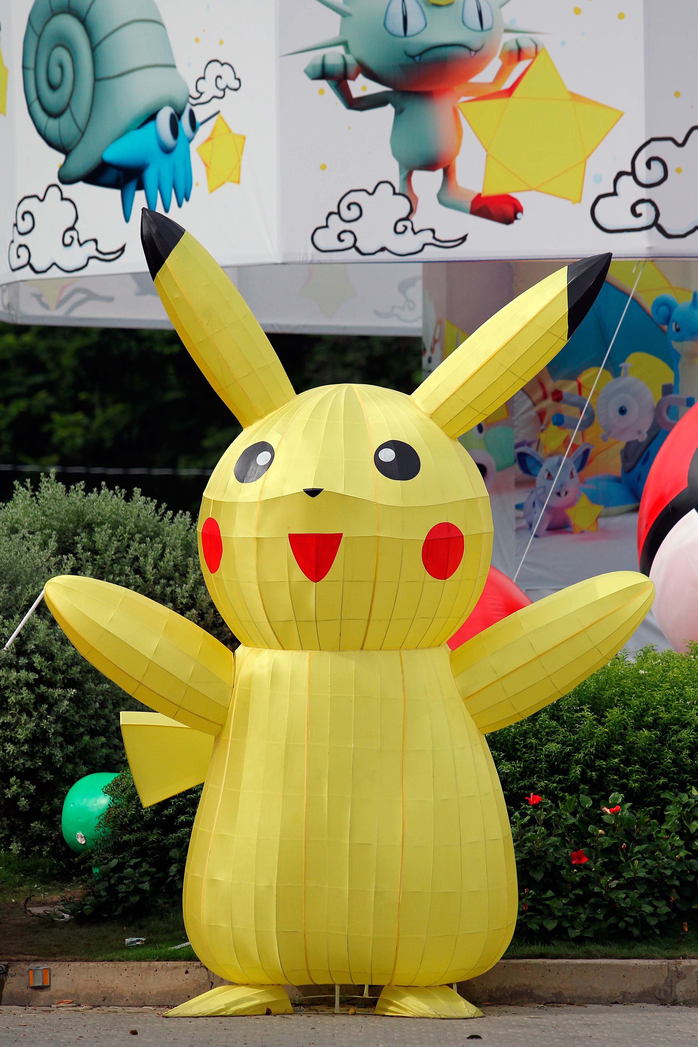 Và lồng đèn Pokemon chính là người lôi kéo giới trẻ đến