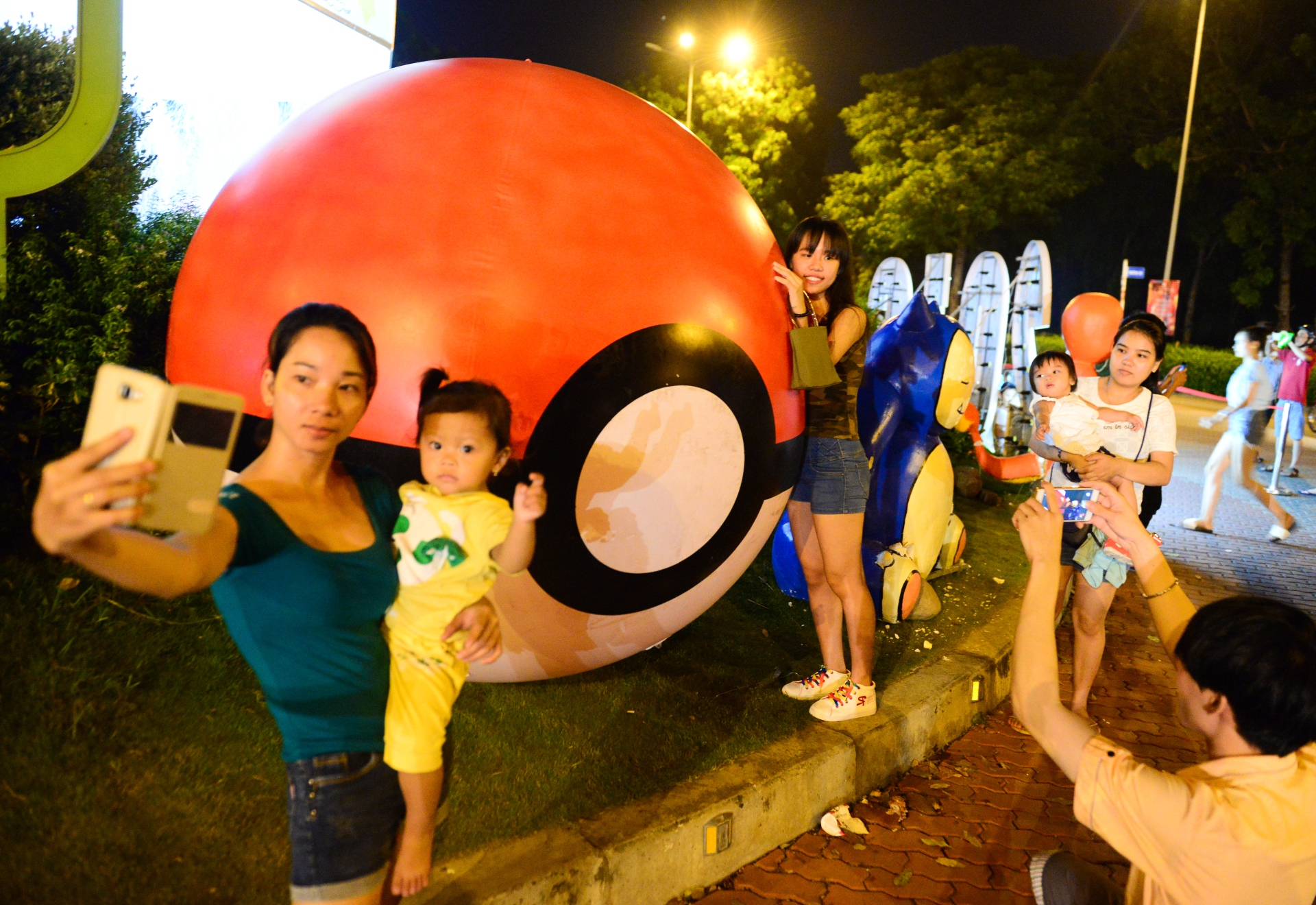 Khá đông người dân TP.HCM dắt trẻ em đến phố lồng đèn Pokemon tại Khu đô thị Celadon City (quận Tân Phú, TP HCM) tham quan, chụp ảnh.