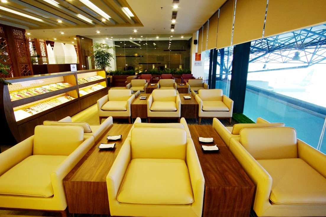 
H&agrave;nh kh&aacute;ch được thoải m&aacute;i nghỉ ngơi, cafe thư gi&atilde;n tại ph&ograve;ng chờ trước chuyến bay - Ảnh: Th&aacute;i Minh
