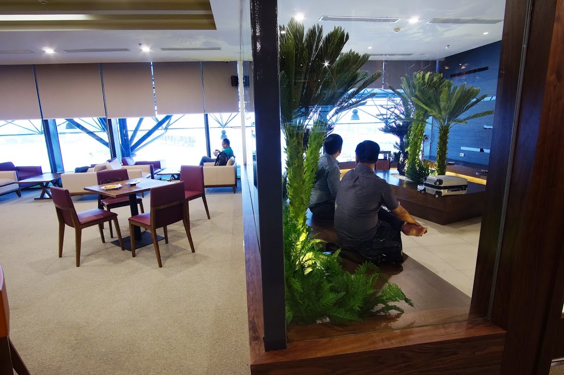
Ph&ograve;ng h&uacute;t thuốc d&agrave;nh cho kh&aacute;ch chờ chuyến bay - Ảnh: Th&aacute;i Minh

