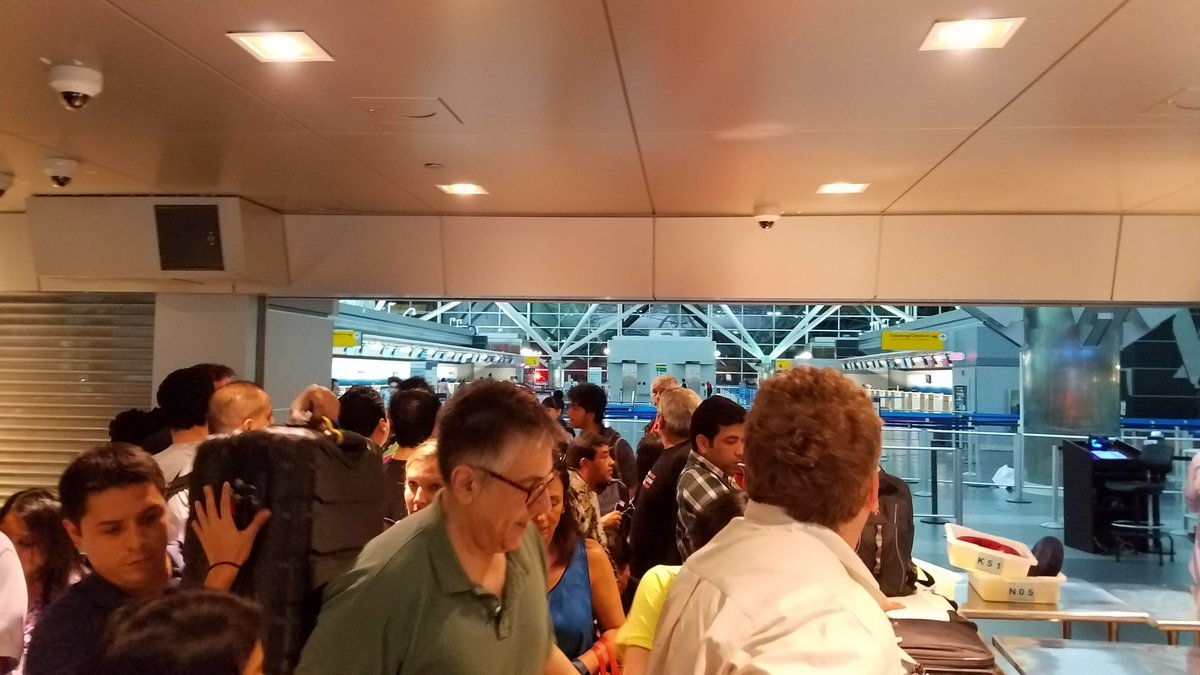 Mỹ: Cảnh sát dồn dập đổ về sân bay New York