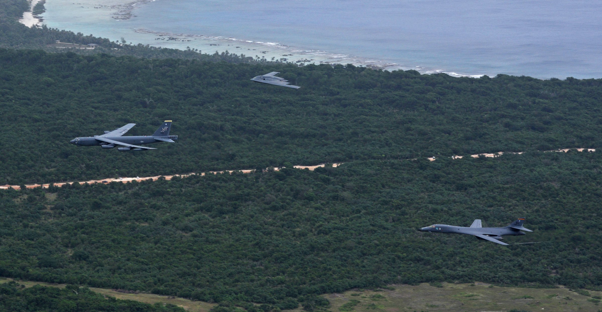 3 siêu máy bay ném bom B-1, B-2, B-52 cùng tới biển Đông