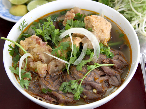 Bún bò Huế ở Sài Gòn cho người không phải... Huế