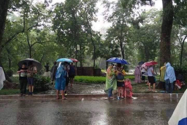Người chơi Pokemon Go "cày" không quản ngại mưa bão