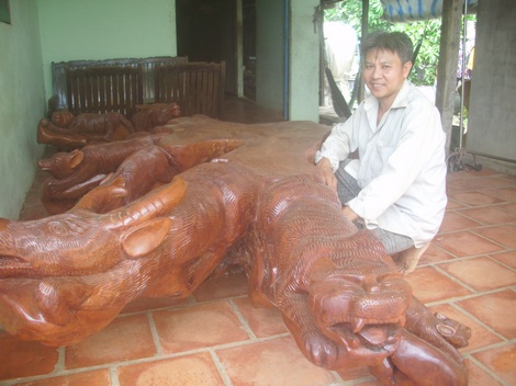 Độc đáo bộ bàn "lạ" ở Bình Minh